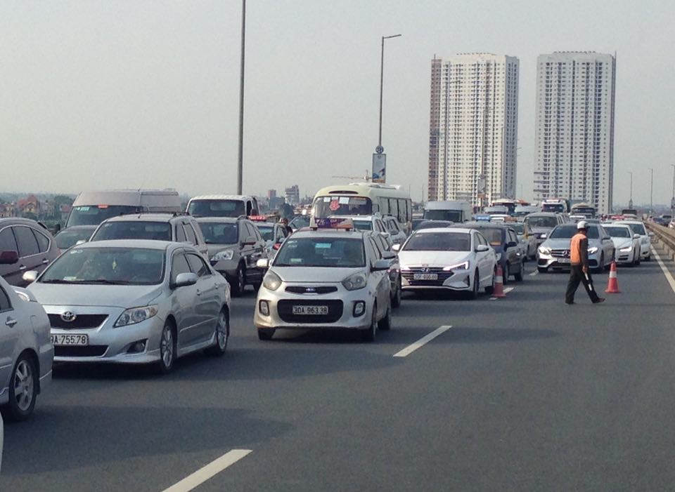 2 xe hop va cham, cau Nhat Tan un tac dai hang km-Hinh-2