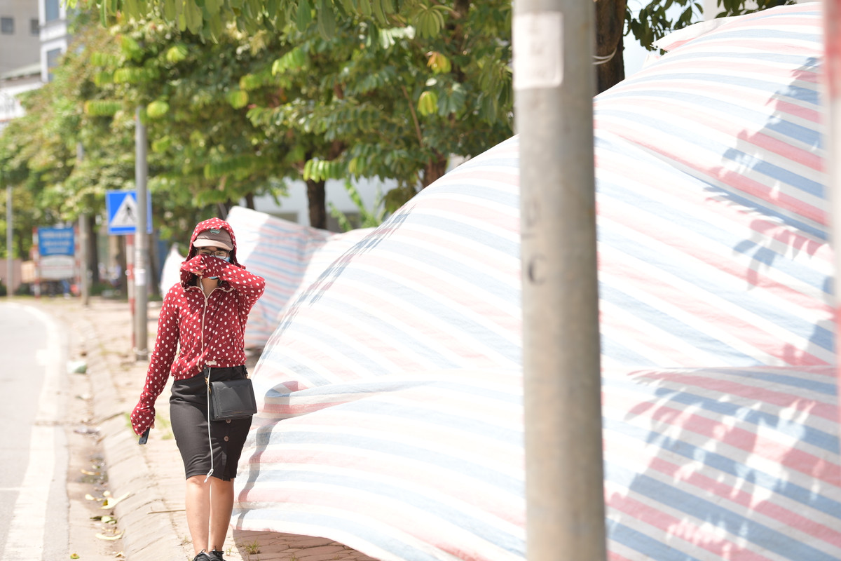 Nhiều người lo ngại với mùi hôi thối bốc ra từ bãi tập kết rác.