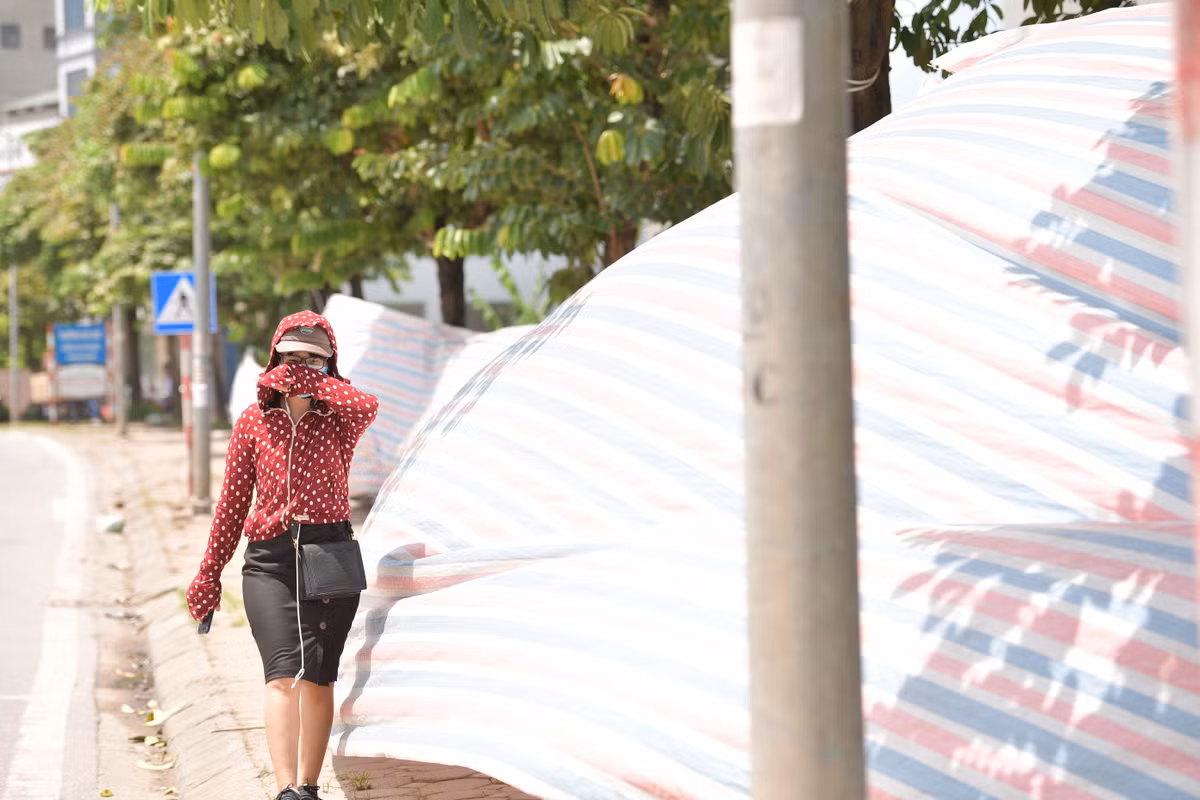 Nhiều người lo ngại với mùi hôi thối bốc ra từ bãi tập kết rác.