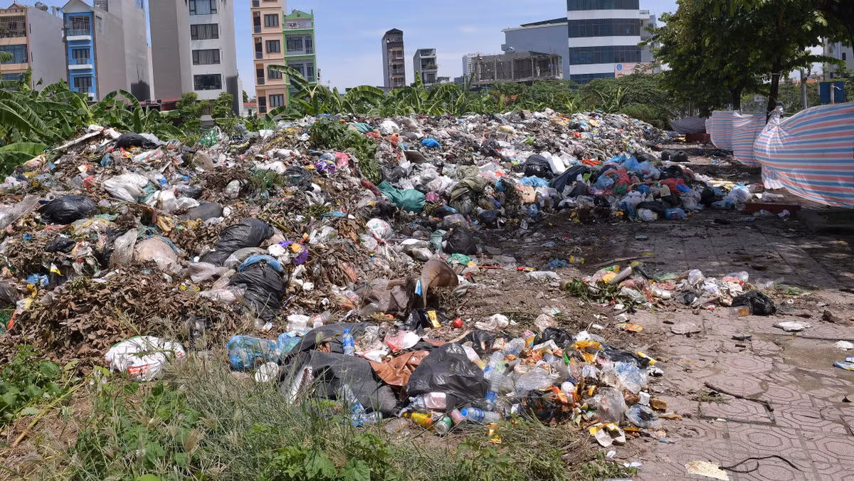 Tại ven đường Lê Trọng Tấn (Hà Đông) cũng bỗng nhiên xuất hiện một bãi tập kết rác khủng lồ khiến nhiều người cảm thấy khó chịu bởi mùi hôi thối bốc ra từ bãi rác.