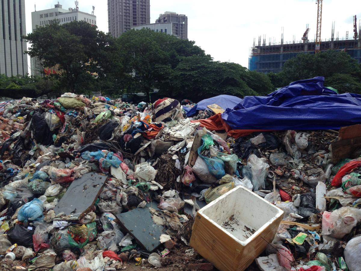 Thời tiết nắng nóng khiến rác thải phân hủy nhanh, bốc mùi hôi thối.