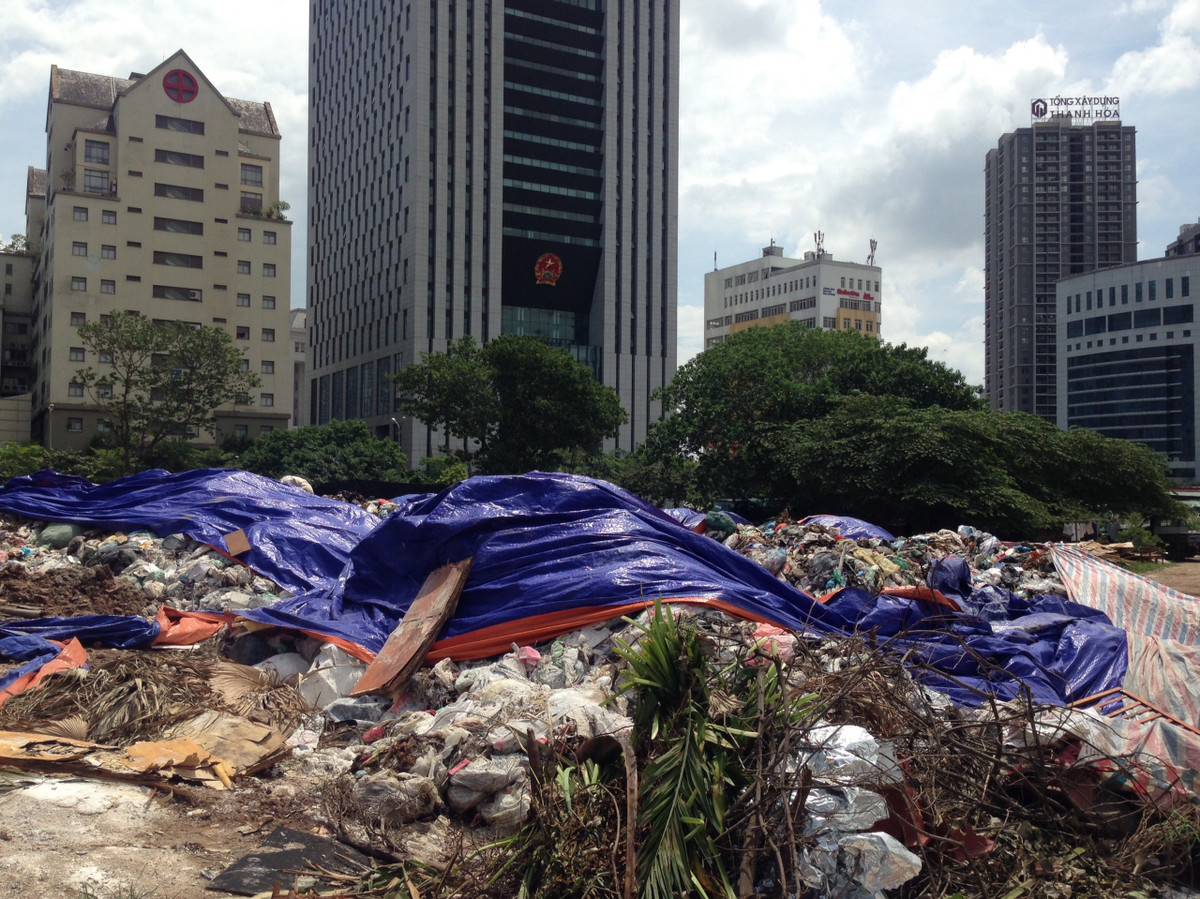 Bãi rác được phủ bạt để bớt mùi hôi thối.