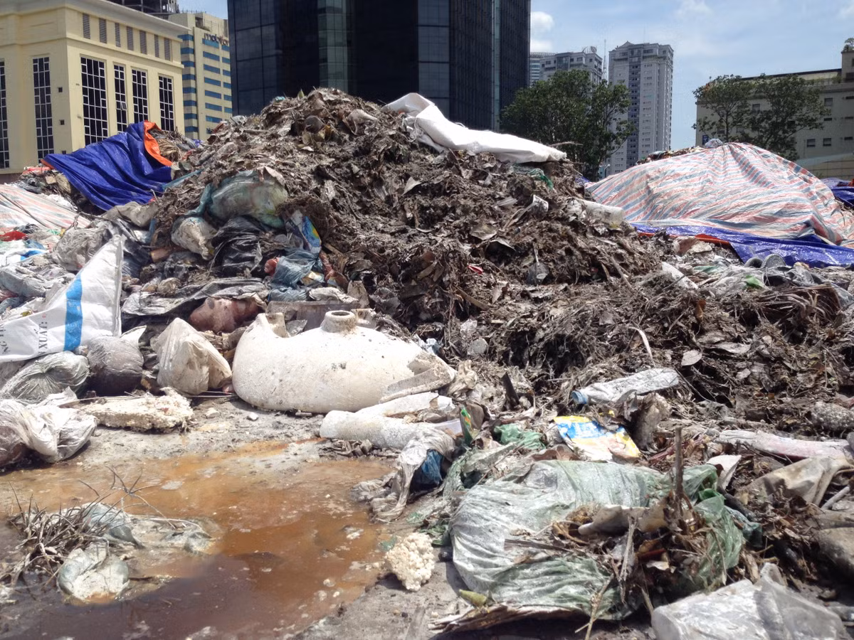 Liên quan đến điểm tập kết tại quận Cầu Giấy, anh Phan Văn Hào (Chủ kinh doanh hàng nước nhỏ trên đường Trung Kính) bức xúc nói: "Bãi rác này có từ nhiều năm trước rồi, họ thường chở rác đến tập kết tại đây rồi mới chuyển đi chỗ khác đổ. Nhưng mấy ngày gần đây, xe chở rác đến đổ liên tục mùi hôi thối bốc ra ngày càng nhiều. Chỉ mong bãi rác này chuyển đi chỗ khác".