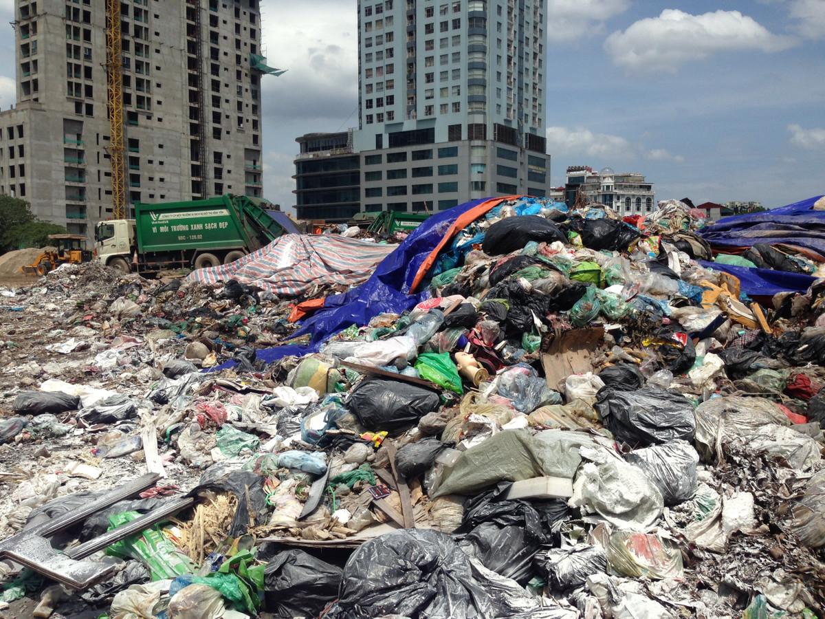 Được biết, mỗi ngày Hà Nội thải ra khoảng 6.200 tấn rác thải sinh hoạt. Với số lượng rác như hiện nay, nếu tiếp tục đổ rác tại các điểm tập kết mà không được chuyển đi khu xử lý rác thải, nhiều khu vực trên địa bàn thành phố Hà Nội sẽ bị ô nhiễm trầm trọng.