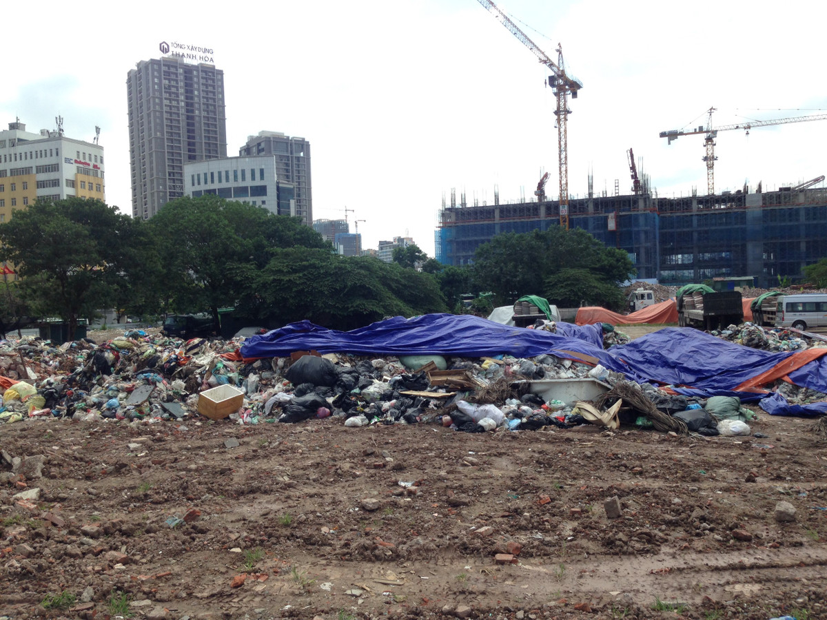 Hang tram tan rac chat thanh “nui” giua thu do Ha Noi