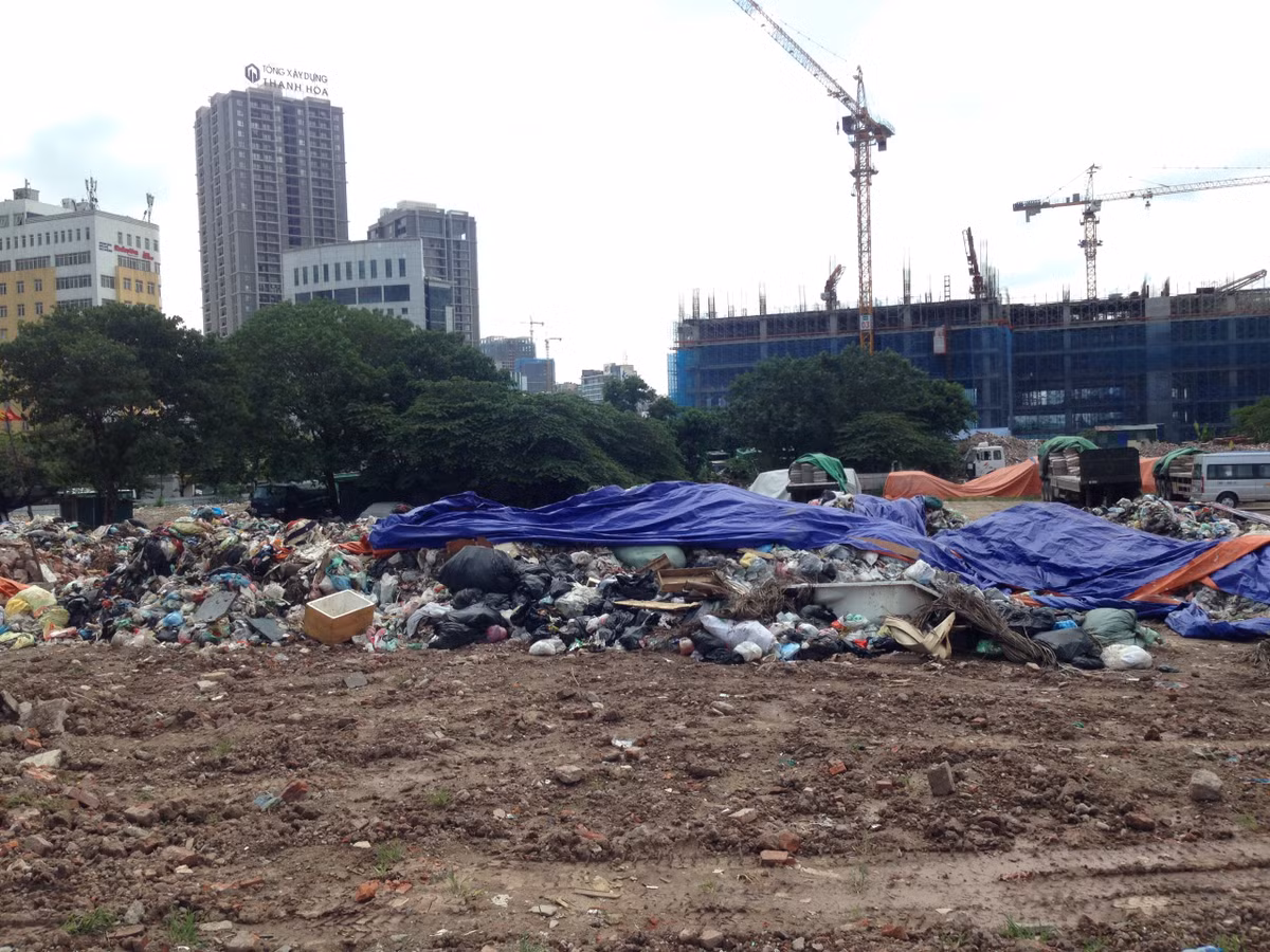 Hang tram tan rac chat thanh “nui” giua thu do Ha Noi