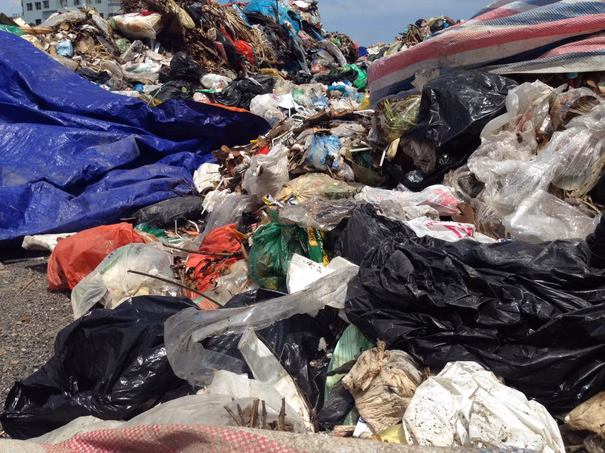 Tình hình người dân chặn bãi rác Nam Sơn không được giải quyết thì trong những ngày tới lượng rác sẽ tăng lên khủng khiếp.