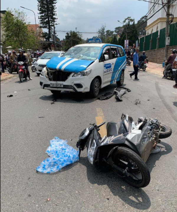 Hậu quả, vụ tai nạn khiến nhiều người điều khiển xe máy gồm anh Nguyễn Đình Quang (36 tuổi), Thanh Vương (31 tuổi) và bà Lê Thị Toán (46 tuổi, cùng trú TP Đà Lạt) bị thương. 2 xe ô tô, 4 xe máy bị hư hỏng nặng. (Ảnh: Vietnamnet)