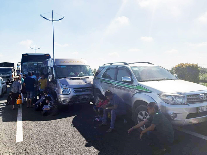 Hậu quả, phần đầu và phần sau của các ôtô bị hư hỏng, kính chắn gió phía trước bị vỡ. Sự cố không gây thương vong về người nhưng khoảng 100 hành khách đi trên các ôtô hoảng sợ. (Ảnh: Zing)