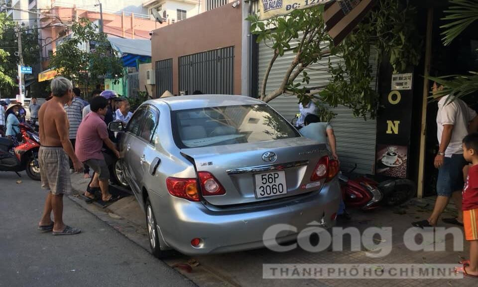  2. Nữ tài xế lùi xe ô tô cuốn 4 xe máy vào gầm: Vào khoảng 8h30 ngày 5/1, một phụ nữ điều khiển ô tô, lùi từ trong nhà ra ngoài cuốn 4 xe máy đang dựng trên vỉa hè bên đường.