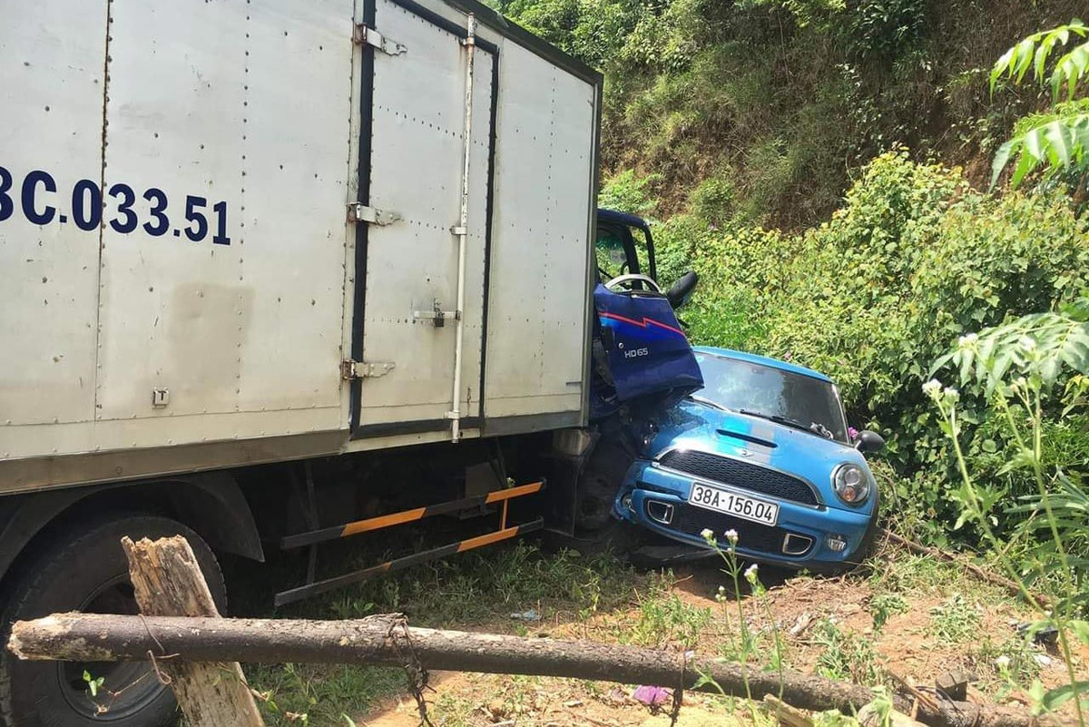 Hậu quả, tài xế xe tải bị thương. Nhiều người đi dự đám cưới gần đó hốt hoảng, 5 ô tô dự đám cưới bị móp phần đầu và đuôi, đèn vỡ nát, xung quanh vệt dầu loang lổ trên đường. (Ảnh: Vietnamnet)