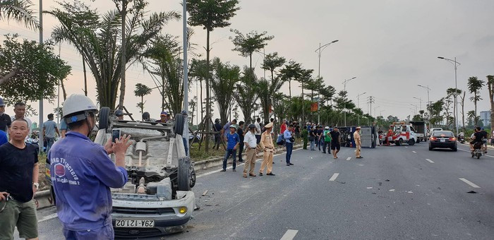  11. Xe ô tô gây tai nạn liên hoàn rồi bỏ chạy khỏi hiện trường: Khoảng 15h35 ngày 17/7, chiếc xe ô tô mang BKS 30E-180.54 do anh Vũ Văn Thắng (SN 1981, trú tại ở thôn Tri Lễ, xã Tân Ước, huyện Thanh Oai, Hà Nội) điều khiển di chuyển trên đường Kinh tế phía Nam Cienco 5 thuộc địa bàn xã Cự Khê, huyện Thanh Oai, Hà Nội đã xảy ra va chạm với xe ô tô tải 29H-116.87. Sau đó, chiếc xe tải đã bị mất lái đâm tiếp vào chiếc taxi Hải Anh mang BKS 29A-121.02 đang chạy cùng chiều. (Ảnh: Infonet)