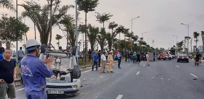  11. Xe ô tô gây tai nạn liên hoàn rồi bỏ chạy khỏi hiện trường: Khoảng 15h35 ngày 17/7, chiếc xe ô tô mang BKS 30E-180.54 do anh Vũ Văn Thắng (SN 1981, trú tại ở thôn Tri Lễ, xã Tân Ước, huyện Thanh Oai, Hà Nội) điều khiển di chuyển trên đường Kinh tế phía Nam Cienco 5 thuộc địa bàn xã Cự Khê, huyện Thanh Oai, Hà Nội đã xảy ra va chạm với xe ô tô tải 29H-116.87. Sau đó, chiếc xe tải đã bị mất lái đâm tiếp vào chiếc taxi Hải Anh mang BKS 29A-121.02 đang chạy cùng chiều. (Ảnh: Infonet)