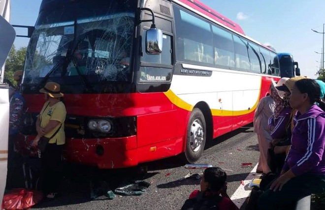  10. 7 xe ô tô đâm liên hoàn trên cao tốc Trung Lương: Khoảng 8h sáng 8/6, xe ô tô 7 chỗ biển số TP.HCM lưu thông trên cao tốc TP.HCM - Trung Lương theo hướng từ thành phố đến Tiền Giang. Đến địa phận xã Tân Lý Đông (huyện Châu Thành, Tiền Giang), xe này phát hiện ô tô tải biển số 66C lưu thông phía trước bị nổ lốp nên phanh gấp. Hai ôtô 16 chỗ lưu thông phía sau không kịp tránh, xe sau tông vào đuôi xe trước. Sau đó, 4 ôtô khác lưu thông cùng chiều (gồm ôtô 7 chỗ, ôtô 16 chỗ và 2 xe khách) cũng tông vào nhau. (Ảnh: Zing)