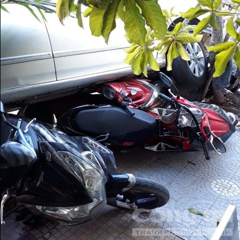 Hậu quả, 4 chiếc xe máy cuốn vào gầm hư hỏng nặng.