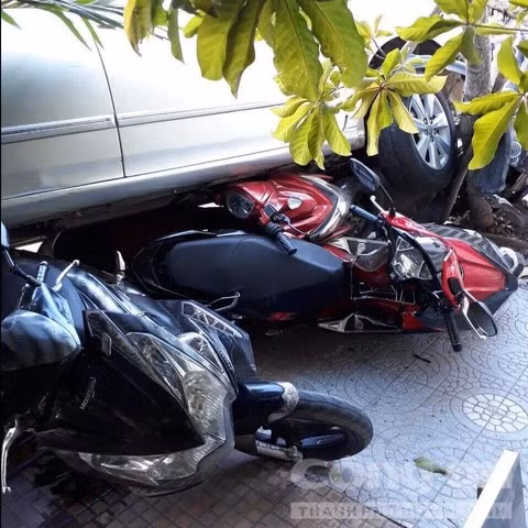 Hậu quả, 4 chiếc xe máy cuốn vào gầm hư hỏng nặng.