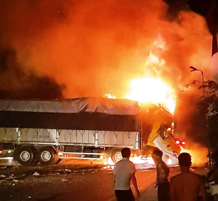  7. Xe ô tô đâm liên hoàn trên quốc lộ 1A, thiêu cháy 2 người trong cabin: Vụ tai nạn xảy ra vào khoảng 1h15 ngày 10/4, do một chiếc xe ô tô tải mang BKS: 37C- 089.78 di chuyển theo hướng Nam – Bắc. (Ảnh: Nguoiduatin)
