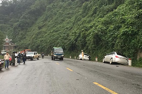  3. Đâm liên hoàn giữa 5 xe ô tô trên Quốc lộ 9: Khoảng 6h30 ngày 6/1, ô tô đầu kéo BKS 37C-292.98 kéo rơ-moóc 37R-0450 lưu thông trên Quốc lộ 9, khi đến cầu Đầu Mầu ở huyện Cam Lộ (Quảng Trị) thì mất lái, va chạm với ô tô con BKS 74A-083.46 lưu thông chiều ngược lại, rồi tiếp tục va vào ô tô 16 chỗ BKS 60D-005.46. Do giảm tốc độ để tránh tai nạn phía trước, ô tô con phanh gấp và bị xe bán tải của Bưu điện huyện Đăkrông (Quảng Trị) tông vào phía sau. Tiếp đó, một chiếc xe ô tô mang BKS 74T-000.15 lại bị xe ô tô mang BKS 74K-7440 tông vào đuôi xe. Hậu quả, 4 người bị thương phải nhập viện cấp cứu, 5 ô tô hư hỏng. Các ô tô bị tông nằm dạt vào hai bên lề Quốc lộ 9. (Ảnh: Sggp) 