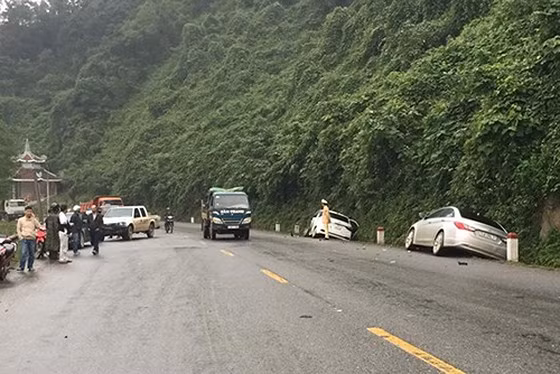  3. Đâm liên hoàn giữa 5 xe ô tô trên Quốc lộ 9: Khoảng 6h30 ngày 6/1, ô tô đầu kéo BKS 37C-292.98 kéo rơ-moóc 37R-0450 lưu thông trên Quốc lộ 9, khi đến cầu Đầu Mầu ở huyện Cam Lộ (Quảng Trị) thì mất lái, va chạm với ô tô con BKS 74A-083.46 lưu thông chiều ngược lại, rồi tiếp tục va vào ô tô 16 chỗ BKS 60D-005.46. Do giảm tốc độ để tránh tai nạn phía trước, ô tô con phanh gấp và bị xe bán tải của Bưu điện huyện Đăkrông (Quảng Trị) tông vào phía sau. Tiếp đó, một chiếc xe ô tô mang BKS 74T-000.15 lại bị xe ô tô mang BKS 74K-7440 tông vào đuôi xe. Hậu quả, 4 người bị thương phải nhập viện cấp cứu, 5 ô tô hư hỏng. Các ô tô bị tông nằm dạt vào hai bên lề Quốc lộ 9. (Ảnh: Sggp) 