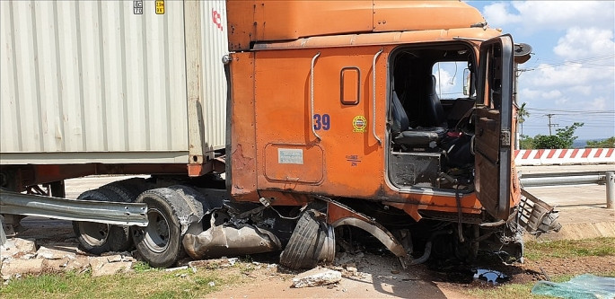  8. Hai người nguy kịch sau tai nạn liên hoàn tại Trạm thu phí: Khoảng 13h chiều 19/5, một chiếc xe container biển quân sự chạy trên đường Hồ Chí Minh từ TP Pleiku về huyện Chư Sê, Gia Lai. Khi đến trạm BOT Đức Long Gia Lai 1, xe bất ngờ tông ôtô 4 chỗ phía trước. Sau khi xảy ra va chạm chiếc xe ô tô 4 chỗ lao lên, đầu mắc kẹt vào đuôi xe tải kéo đi khoảng 100 mét mới dừng lại. Hậu quả, đầu ôtô con biến dạng, hai vợ chồng ở TP HCM trên xe nguy kịch. Xe biển quân sự hỏng nặng phần đầu. (Ảnh: Phapluatxahoi)