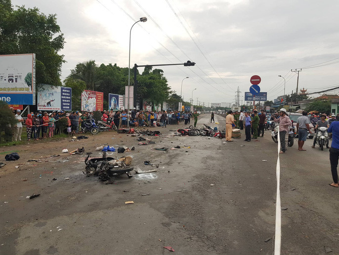 Hậu quả, 4 người tử vong, 18 người bị thương. Nhiều phương tiện bị hư hỏng nặng. (Ảnh: Nld)