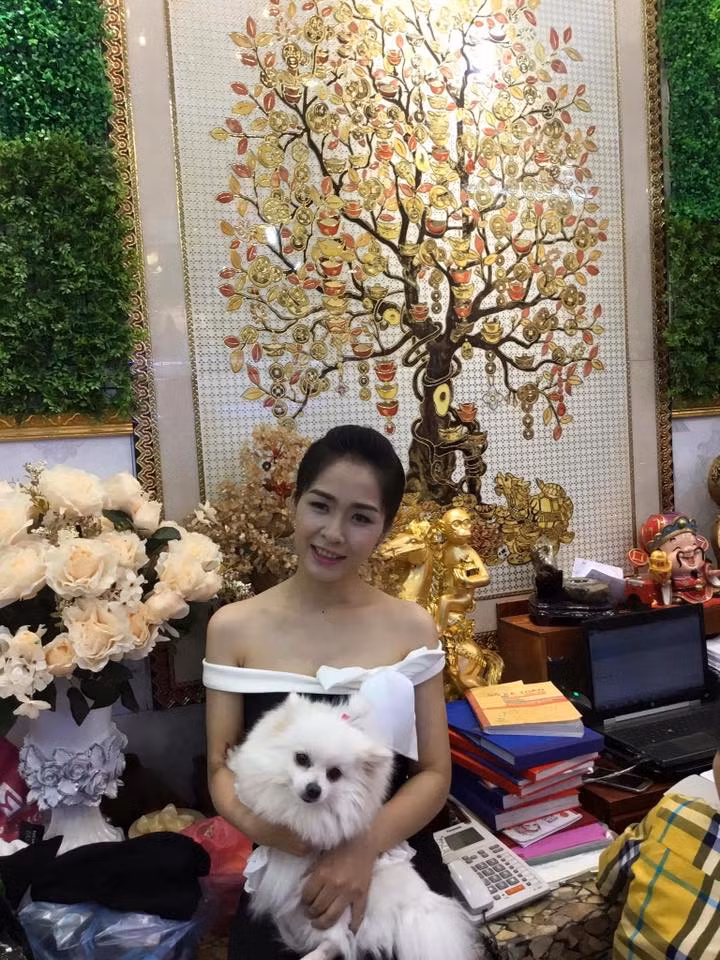 Nu cong an xinh dep ke lai giay phut cuu chau be suyt bi 