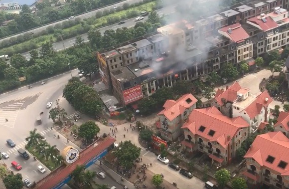 Theo đó, vào khoản 9h sáng cùng ngày, tại dãy biệt thự liền kề cạnh khu Thiên Đường Bảo Sơn (xã An Khánh, Hoài Đức - Hà Nội) đã xảy ra một đám cháy lớn.