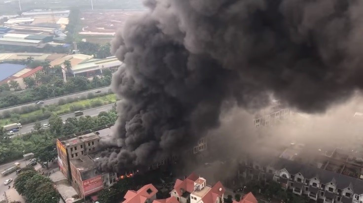 Tụy nhiên sự việc đã khiến các cư dân ở tòa chung cư gần đó hoang mang. Tuy nhiên, nhiều người vẫn mang điện thoại ra để live stream (phát trực tiếp) lên mạng xã hội.