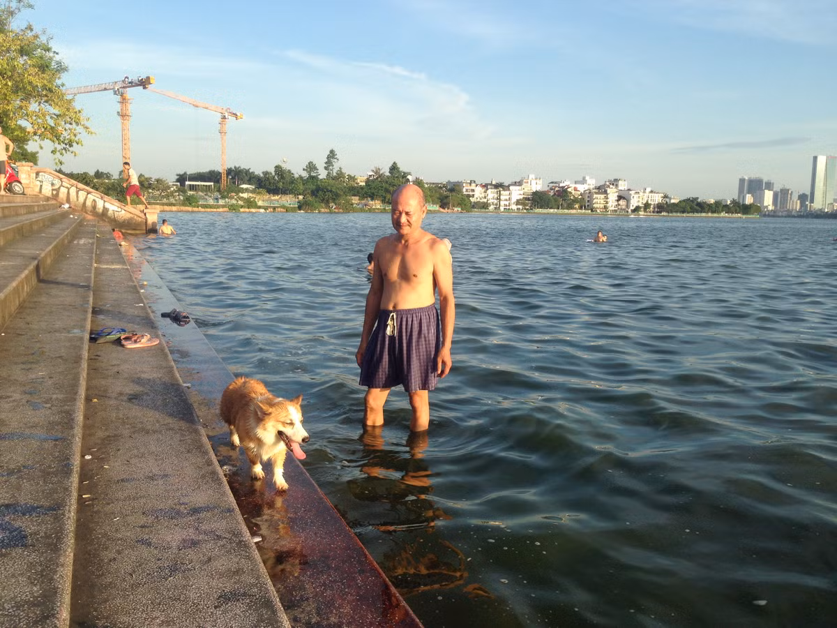 Hàng trăm người dân biến Hồ Tây, sông Hồng thành bãi tắm mùa hè - Hình 9 Hang tram nguoi dan bien Ho Tay, song Hong thanh bai tam mua he-Hinh-9