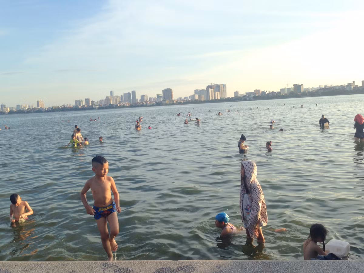 Hàng trăm người dân biến Hồ Tây, sông Hồng thành bãi tắm mùa hè - Hình 2 Hang tram nguoi dan bien Ho Tay, song Hong thanh bai tam mua he-Hinh-2