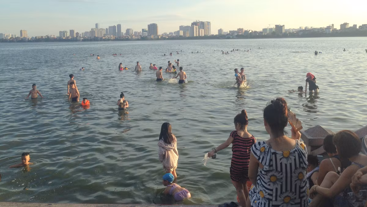Hàng trăm người dân biến Hồ Tây, sông Hồng thành bãi tắm mùa hè - Hình 4 Hang tram nguoi dan bien Ho Tay, song Hong thanh bai tam mua he-Hinh-4