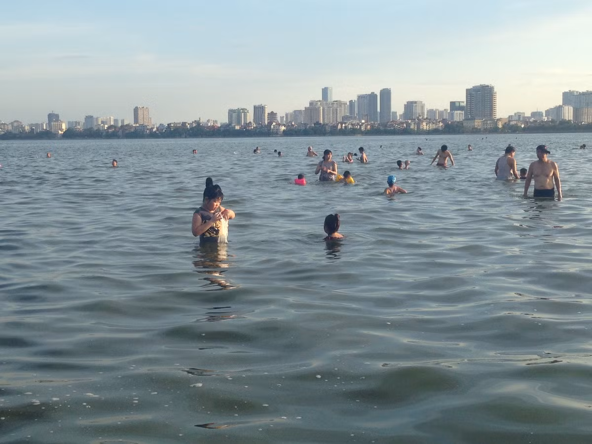 Hàng trăm người dân biến Hồ Tây, sông Hồng thành bãi tắm mùa hè - Hình 7 Hang tram nguoi dan bien Ho Tay, song Hong thanh bai tam mua he-Hinh-7