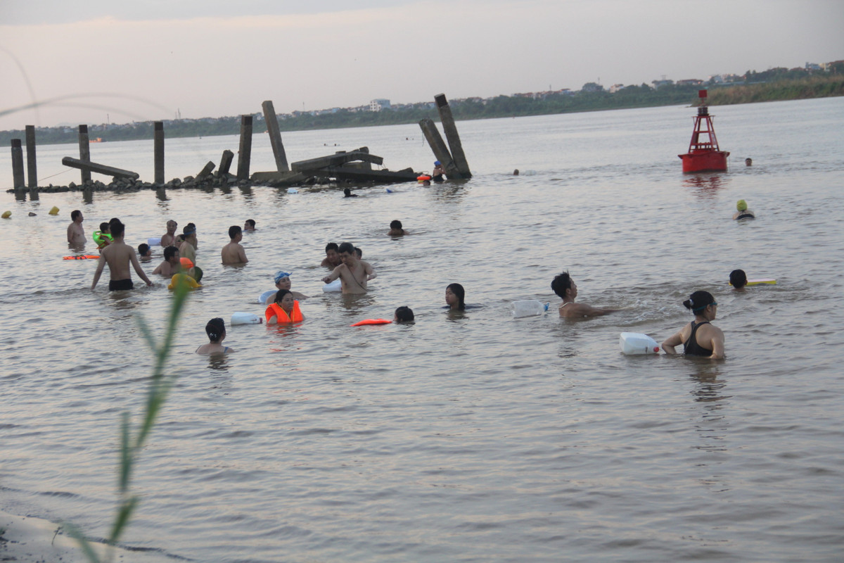 Hang tram nguoi dan bien Ho Tay, song Hong thanh bai tam mua he-Hinh-12