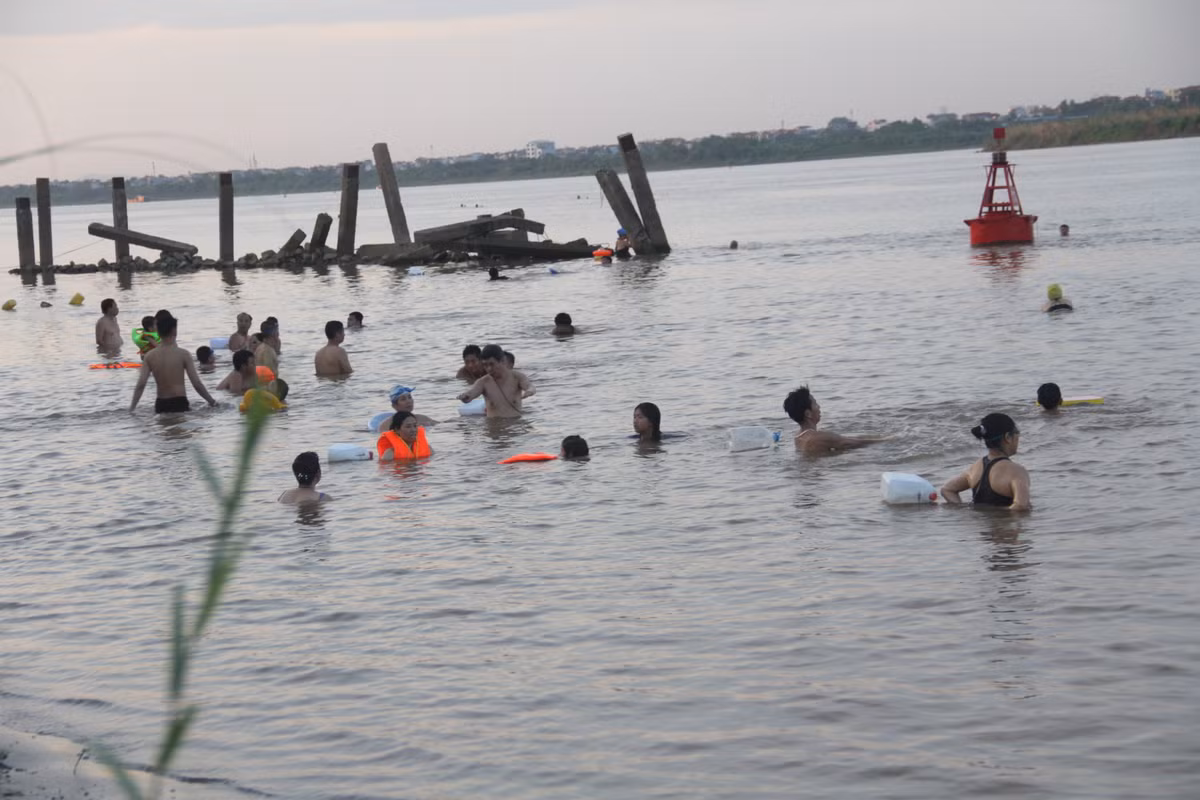 Hàng trăm người dân biến Hồ Tây, sông Hồng thành bãi tắm mùa hè - Hình 12 Hang tram nguoi dan bien Ho Tay, song Hong thanh bai tam mua he-Hinh-12