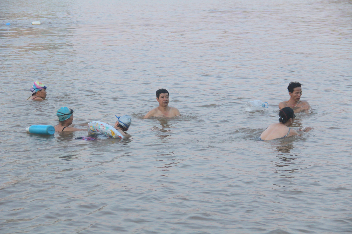 Hang tram nguoi dan bien Ho Tay, song Hong thanh bai tam mua he-Hinh-13