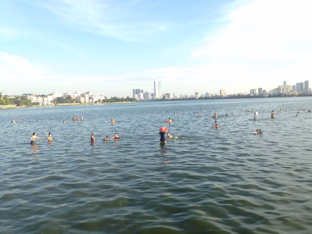 Hàng trăm người dân biến Hồ Tây, sông Hồng thành bãi tắm mùa hè Hang tram nguoi dan bien Ho Tay, song Hong thanh bai tam mua he