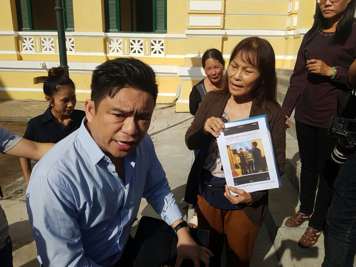 Tối 28/3/2018, hai đàn em của Thanh phát hiện ông Thái đến ăn tối tại nhà hàng trên phố đi bộ Nguyễn Huệ (quận 1) nên bám theo. Đến 22h, ông Thái vừa ra khỏi nhà hàng, nhóm đàn em của Thanh cầm dao xông đến chém trúng lưng, vai bác sĩ này rồi lên xe tẩu thoát. (Ảnh: Nguoiduatin)