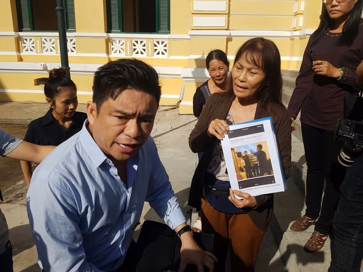 Tối 28/3/2018, hai đàn em của Thanh phát hiện ông Thái đến ăn tối tại nhà hàng trên phố đi bộ Nguyễn Huệ (quận 1) nên bám theo. Đến 22h, ông Thái vừa ra khỏi nhà hàng, nhóm đàn em của Thanh cầm dao xông đến chém trúng lưng, vai bác sĩ này rồi lên xe tẩu thoát. (Ảnh: Nguoiduatin)