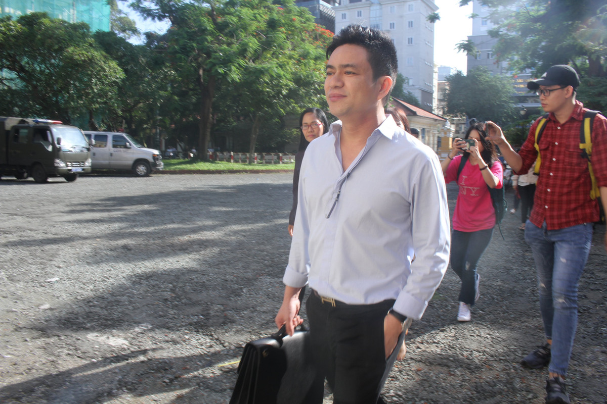 Khoảng một tuần sau, bà Ngọc nhờ bác sĩ Trần Hoa Sen cầm 500 triệu đồng tiền mặt chuyển cho ông Thanh. Nhận được tiền, ông Thanh ra lệnh cho Chống Chín Sáng gọi đàn em đến bàn chuyện và được mọi người cùng đồng ý. Tiếp đó, Thanh phân công 4 người thành 2 nhóm phối hợp theo dõi trước cổng bệnh viện của bác sĩ Thanh. (Ảnh: Nguoiduatin)