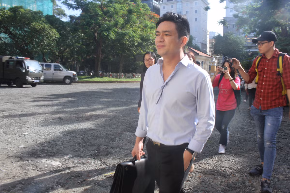 Khoảng một tuần sau, bà Ngọc nhờ bác sĩ Trần Hoa Sen cầm 500 triệu đồng tiền mặt chuyển cho ông Thanh. Nhận được tiền, ông Thanh ra lệnh cho Chống Chín Sáng gọi đàn em đến bàn chuyện và được mọi người cùng đồng ý. Tiếp đó, Thanh phân công 4 người thành 2 nhóm phối hợp theo dõi trước cổng bệnh viện của bác sĩ Thanh. (Ảnh: Nguoiduatin)