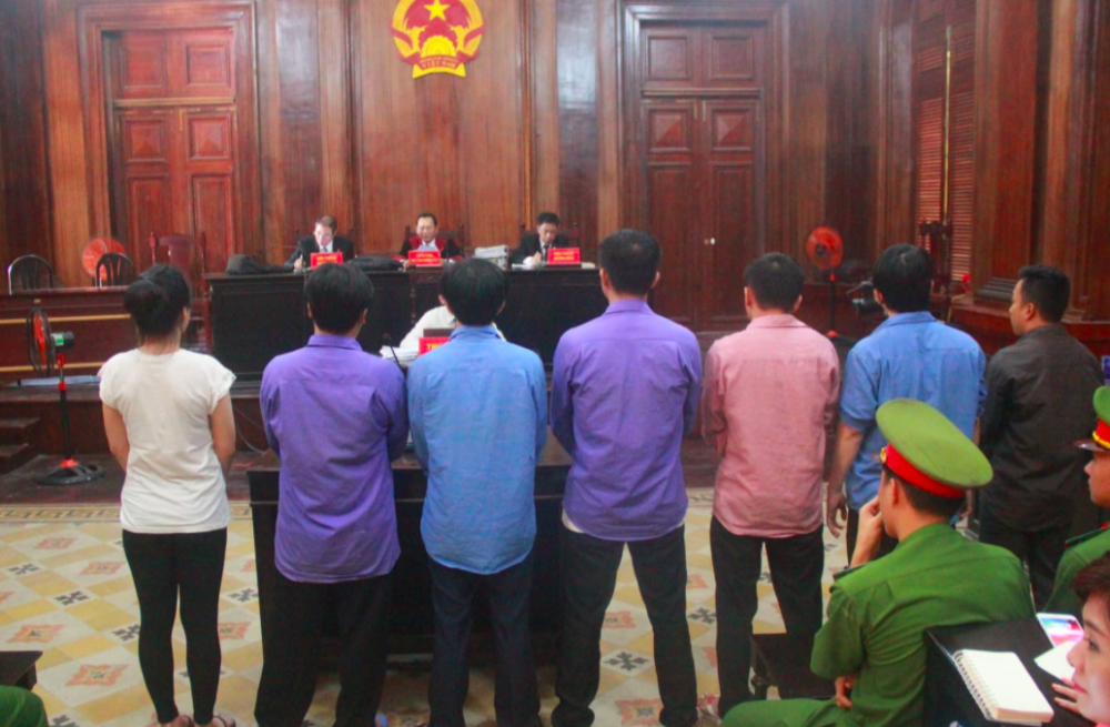 Đến ngày 26/6/2019 vừa qua, TAND TP.HCM tuyên án bị cáo Vũ Thụy Hồng Ngọc (41 tuổi, Việt kiều Mỹ, vợ cũ Chiêm Quốc Thái) 18 tháng tù, Phan Nguyễn Duy Thanh (Giám đốc Công ty TNHH bảo vệ Song Thanh) lãnh 15 tháng tù về tội Cố ý gây thương tích. Ngoài ra, cùng tội danh, các bị cáo đồng phạm Phạm Văn Ngôn, Nguyễn Trần Thanh Tuấn và Danh Tiến, Nguyễn Thanh Phong và Chống Thín Sáng cùng lãnh 16 tháng tù. (Ảnh: VTC)