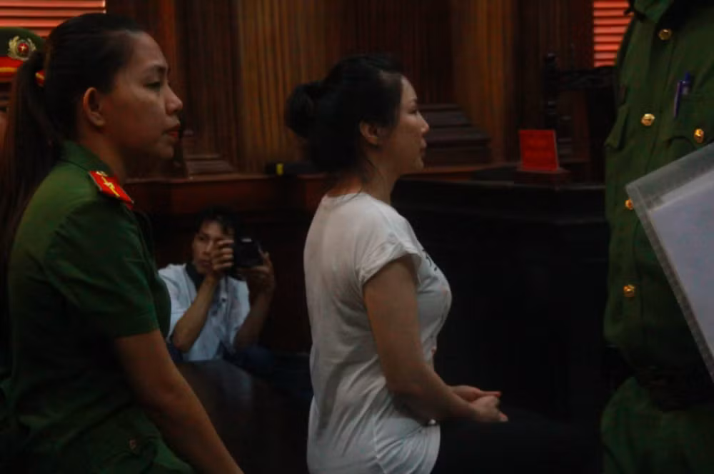 Tại Tòa án, bà Ngọc trình bày, trong quá trình chung sống với nhau hai người thường xảy ra mâu thuẫn đến giữa năm 2014 bác sĩ Thái chuyển ra ngoài ở riêng. Sau đó, đến đến 2015 bà Ngọc làm đơn ly hôn và đòi phần chia tài sản. (Ảnh: VTC)