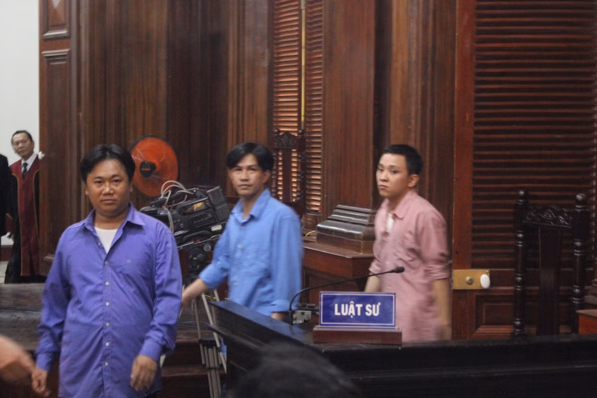 Đầu tháng 3/2018, bác sĩ Trần Hoa Sen mời bà Ngọc đến chơi nhà tại quận mời bàn chuyện làm ăn thì gặp Phan Nguyễn Duy Thanh. Sau đó, bà Ngọc tâm sự chuyện làm thủ tục ly hôn và bị ông Thái thường xuyên nói xấu trên mạng xã hội với ông Thanh. Thấy ông Thanh đồng cảm với mình, bà Ngọc đặt vấn đề đánh dằn mặt, gây thương tích nhẹ đối với ông Thái với giá một tỷ đồng và được ông Thanh chấp nhận. (Ảnh: Nguoiduatin)