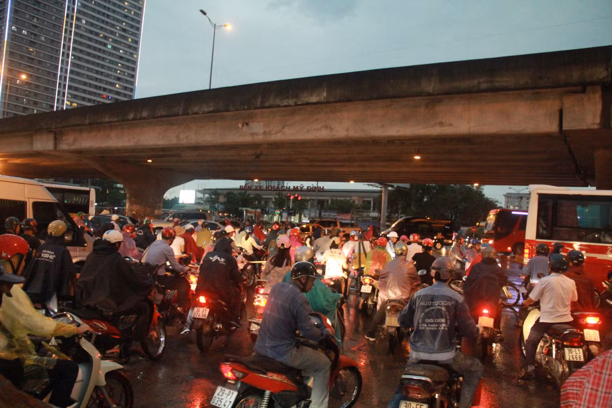 Nhiều người chen lấn nhau đi trước.