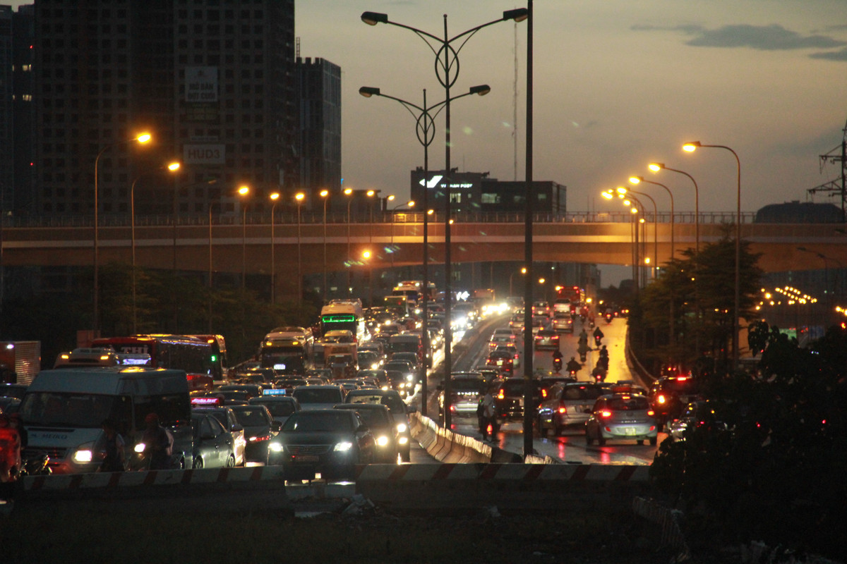 Tại đường Phạm Hùng cũng xả ra ùn tắc giao thông nghiêm trọng.