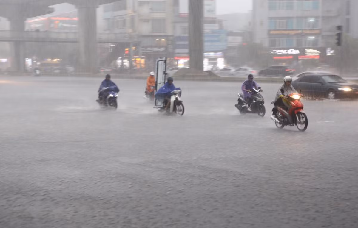 Ghi nhận của PV Kiến Thức vào 17h, tại đường Xuân Thủy (Cầu Giấy) mưa to và nhanh khiến đoạn đường ngập sâu lên khoảng 8 đến 10 cm.