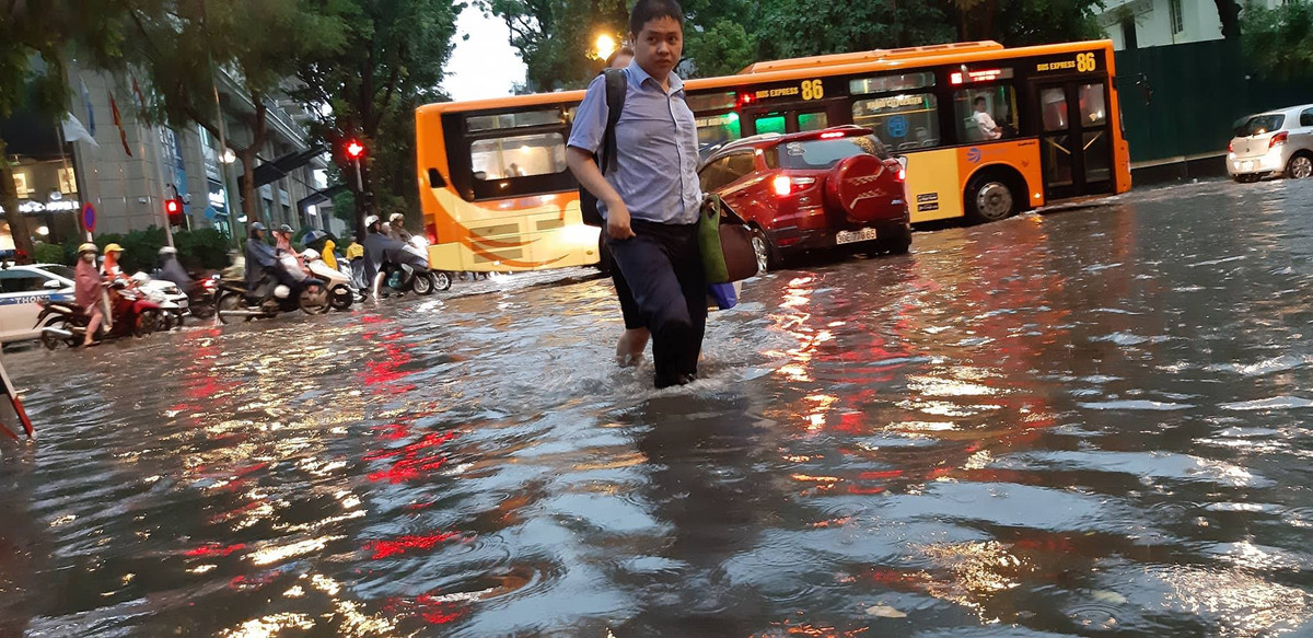 Mực nước ngập sâu, người dân phải lội qua.