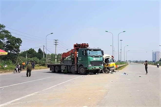  4. Tai nạn liên hoàn giữa 4 phương tiện, 2 vợ chồng tử vong: Khoảng 10h40 ngày 21/2, xe khách 29 chỗ chạy tuyến Hà Nội - Hòa Bình khi đi đến xã Hòa Thạch (Thạch Thất, Hà Nội) thì đâm vào một xe tải gắn cẩu tự hành đang quay đầu từ làn ngoài cùng và một xe máy. Sau đó, xe container đi cùng chiều do không kiểm soát được tốc độ nên đâm vào thân xe khách. (Ảnh: Zing) 
