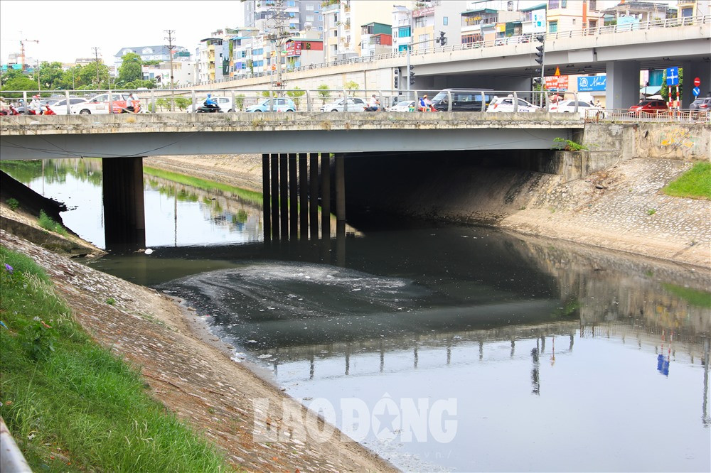 Chiều ngày 13.7, theo ghi nhận của PV Báo Lao Động, nước sông Tô Lịch đã chuyển màu đen trở lại.