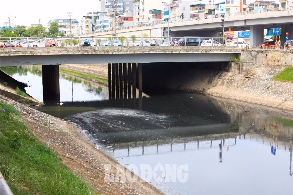 Chiều ngày 13.7, theo ghi nhận của PV Báo Lao Động, nước sông Tô Lịch đã chuyển màu đen trở lại.